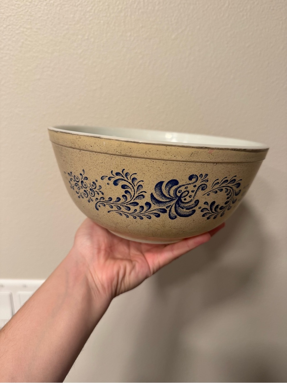 Vintage Pyrex bowl beige and blue